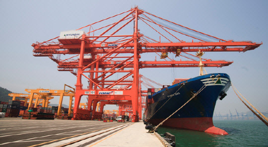 양대 국적선사인 현대상선과 한진해운이 부산항에서 차지하는 비중이 계속 하락하고 있다. 현대상선의 컨테이너선이 부산신항에서 화물을 싣고내리고 있다.